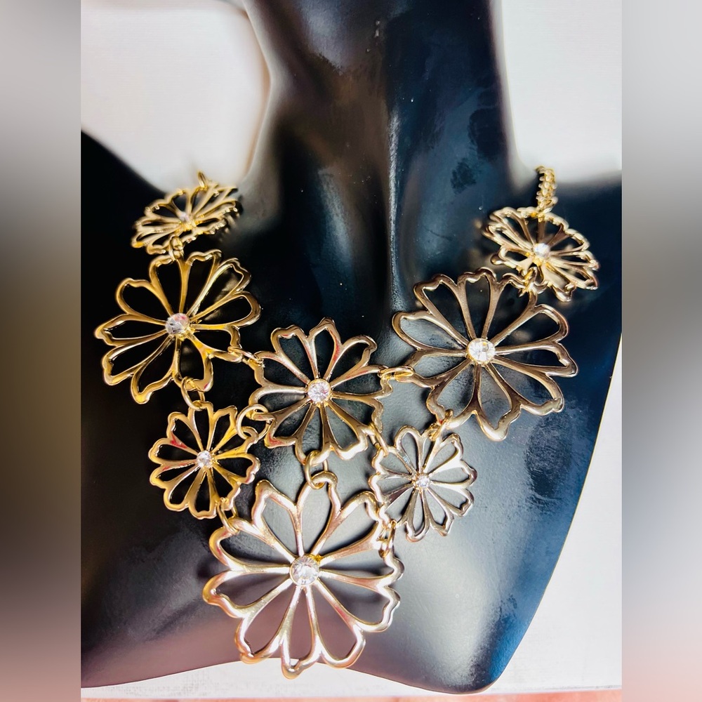 Delicate Flower Inspired Gold Tone & Clear Rhinestones Beaded Chain Necklace